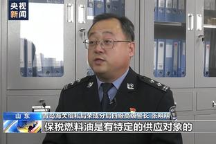 开心了！杜兰特提前下场休息 和队友说笑心情不错！